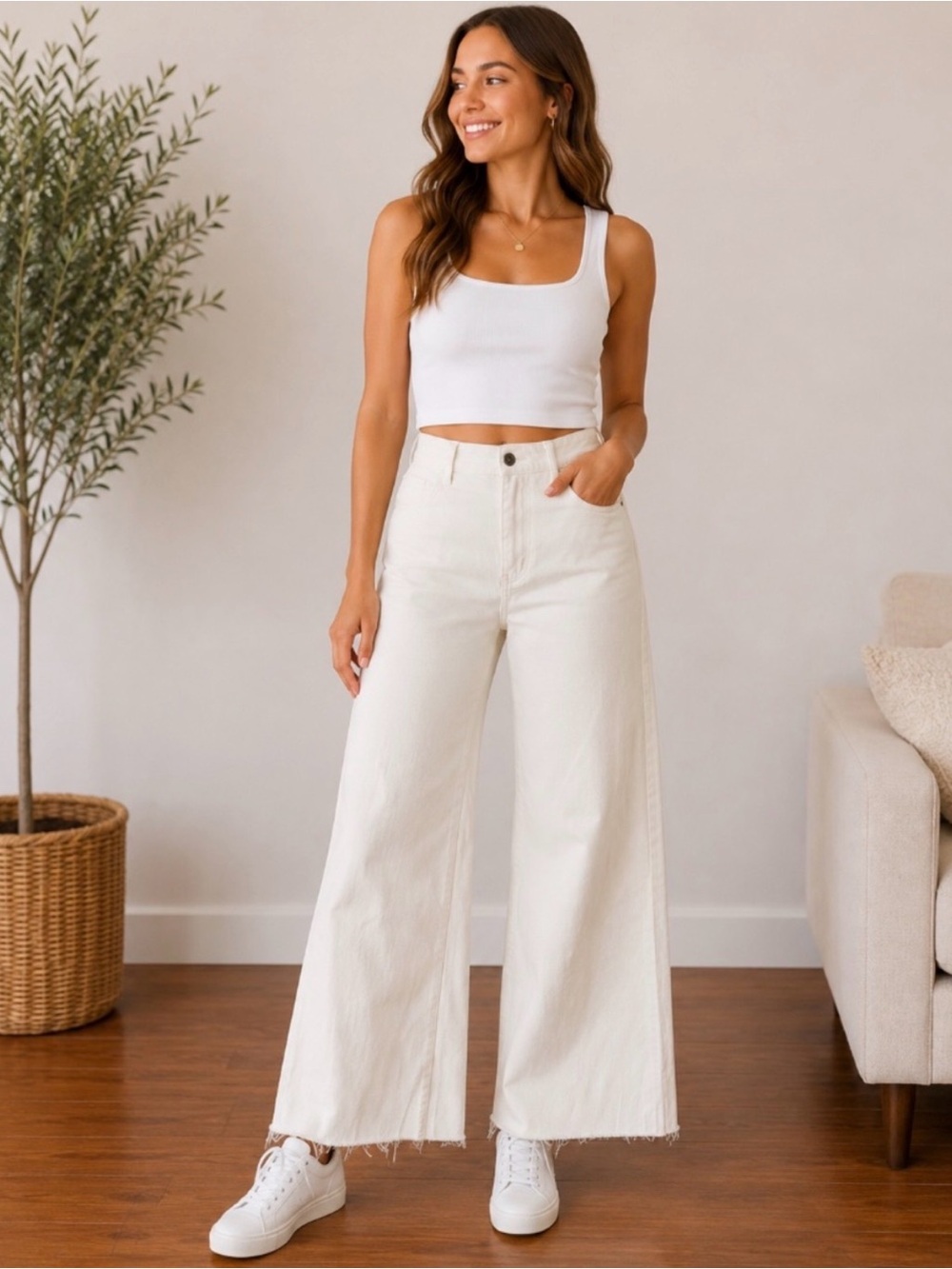 Anniewear White Wide Leg Raw Hem High-Rise Jeans Size Small EUC